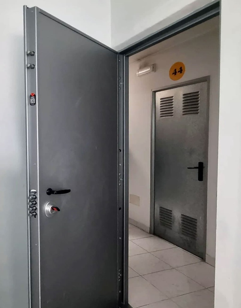 Puerta de seguridad con cerradura multipunto instalada